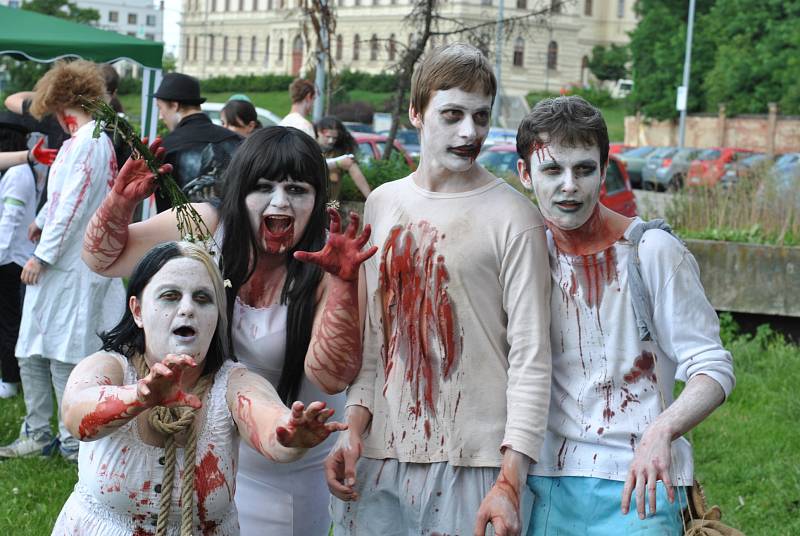 Populární zombie walk má za sebou další ročník. Na sto třicet účastníků prošlo Plzní, přímo během Dne Meliny Mercouri.