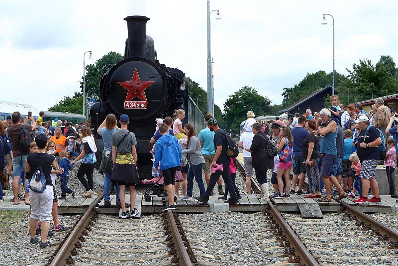 Parní vlak s lokomotivou řady 434.2. dovezl mnoho příznivců lokálek na oslavy 120 let lokální trati Pňovany – Bezdružice. Hlavním lákadlem oslav, které pokračují i v neděli, jsou jízdy historickými vlaky.