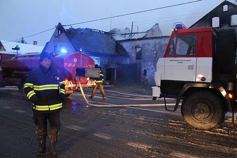 Požár restaurace v Bezvěrově na severním Plzeňsku