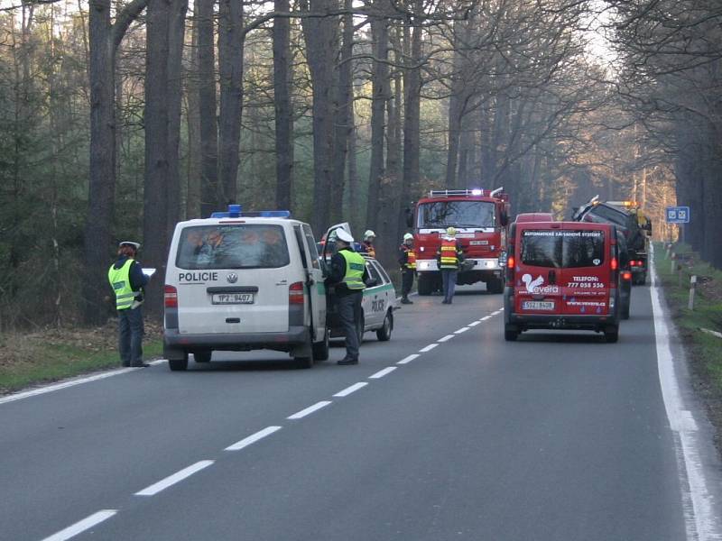 Zdemolovaný automobil odvezla odtahová služba