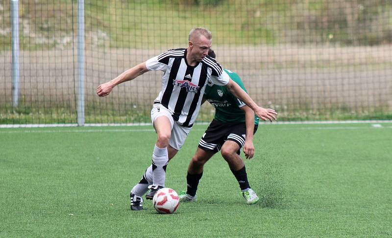 7. kolo krajského přeboru: SSC Bolevec (bílí) - SK Horní Bříza (zelení) 2:5.