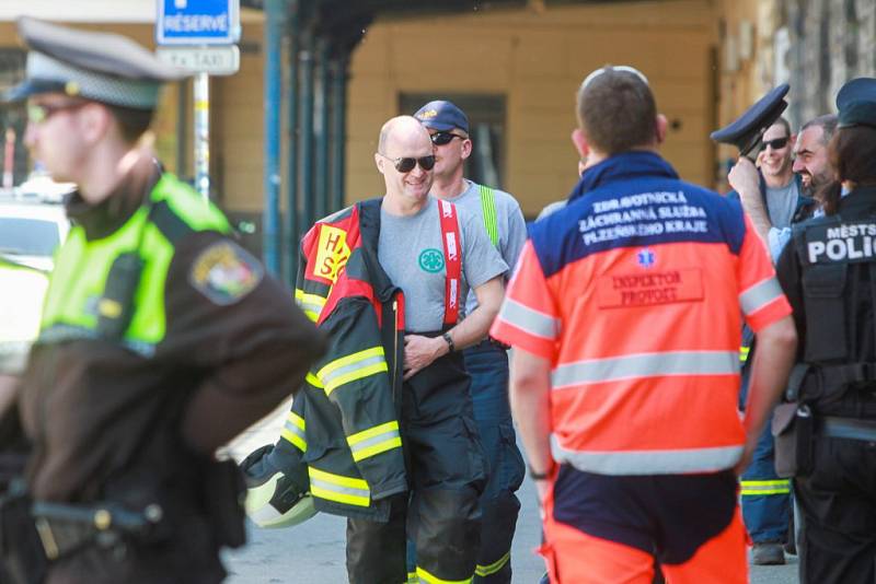 Policejní opatření na vlakovém nádraží v Plzni.