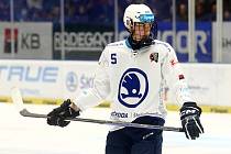Sedmnáctiletý obránce Adam Jiříček si kvůli nájezdu soupeře musí dát od hokeje na čas pokoj.