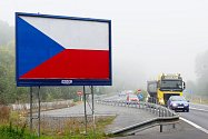 Billboardy překryté státní vlajkou vídají řidiči například na výpadovce z Plzně do Klatov.