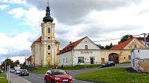 Mezinárodní skupina dobrovolníků pomáhá v Kozolupech s údržbou kostela sv. Štěpána a revitalizací sadu v rámci tzv. workcampu. Čistí sochy, myjí dlaždice, natírají trámy, brousí lavice. Pomoc dobrovolníků přivítali v Kozolupech už podruhé.