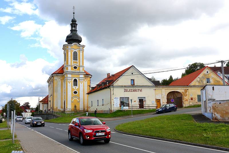 Mezinárodní skupina dobrovolníků pomáhá v Kozolupech s údržbou kostela sv. Štěpána a revitalizací sadu v rámci tzv. workcampu. Čistí sochy, myjí dlaždice, natírají trámy, brousí lavice. Pomoc dobrovolníků přivítali v Kozolupech už podruhé.