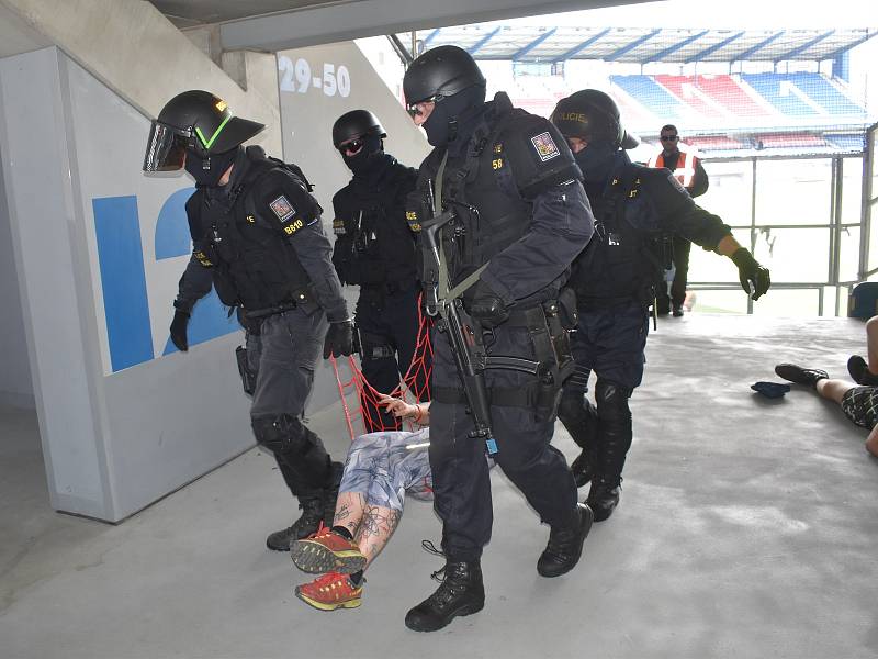 Simulovaný útok aktivních střelců a jejich zneškodnění zažil ve čtvrtek fotbalový stadion FC Viktoria Plzeň při cvičení složek integrovaného záchranného systému.