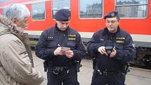 Policisté denně zkontrolují desítky lidí na nádražích i ve vlacích.