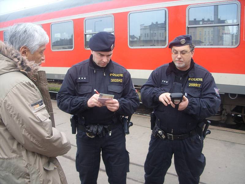 Policisté denně zkontrolují desítky lidí na nádražích i ve vlacích.