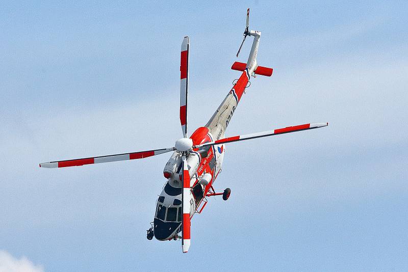 Vrtulník Letecké záchranné služby armády ČR v Plzni Línich při ukázce vyšší pilotáže - Den ve vzduchu Plasy 2022