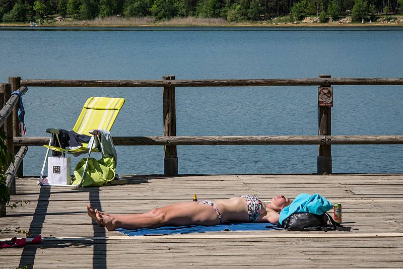 Plzeňáci si užívají horké léto u boleveckého rybníka. Převážně v první půli srpna mohou dosahovat teploty tropických 30 °C.