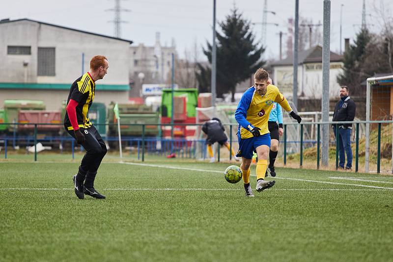 Doubravka (ve žlutých dresech) remizovala v přípravném zápase s Březovou 4:4 (v pruhovaném)