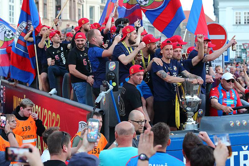 Fotbalisté Viktorie Plzeň po zisku šestého mistrovského titulu zamířili s pohárem za fanoušky do centra Plzně. Na náměstí Republiky se na oslavě sešlo několik tisíc fotbalových příznivců.
