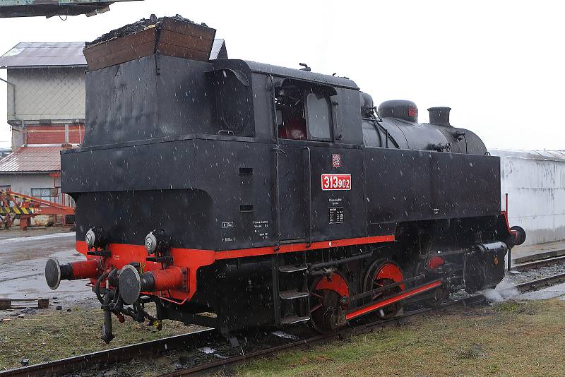 Parní lokomotiva řady 313.902, kterou členové plzeňského Iron Monument Clubu připravují na celkovou rekonstrukci. Mašinka potřebuje generální opravu kotle a výměnu opotřebovaných částí na kolech a nosném rámu, aby mohla dál zůstat provozuschopná.