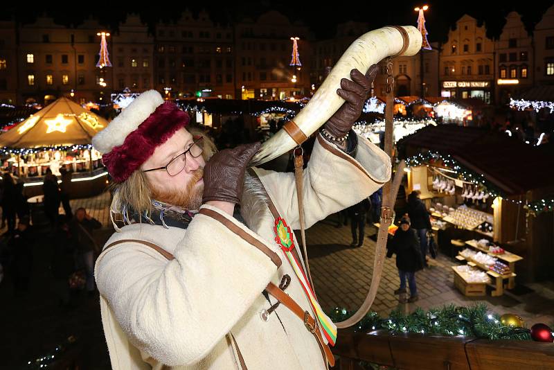 Zdeněk Zajíček jako plzeňský ponocný na zvonici, která se tyčí nad plzeňskými vánočními trhy. Trvají do 23. prosince a každý den nabízejí zábavný a kulturní program. Ve středu 12. prosince se na náměstí Republiky koná zpívání koled.