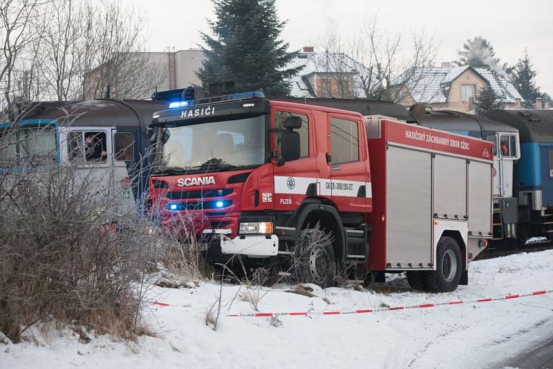 Tři lidské životy si vyžádala vážná dopravní nehoda, k níž došlo v pátek kolem půl šesté ráno na železničním přejezdu ve Vejprnicích.