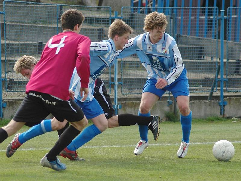 Fotbaloví starší dorostenci Viktorie Plzeň (v modrých dresech) porazili v memoriálu Vlastimila Marečka družstvo Liberce 3:2.  