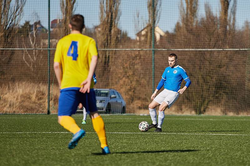 Fotbalisté plzeňské Doubravky (na archivním snímku hráči ve žlutých dresech) zdolali v pátek domácí Rokycany těsně 1:0 a slaví čtvrté vítězství za sebou.