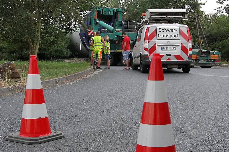 Souprava s nadměrným nákladem, údajně vezoucí komponenty pro větrné elektrárny, byla odstavena v důsledku poruchy na vozidle na odpočívadle za čerpací stanicí na 111 km dálnice D5 z Plzně na Rozvadov.