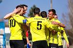 Fotbalisté FK ROBSTAV Přeštice (na archivním snímku hráči ve žlutých dresech) slaví pět kol před koncem letošního ročníku FORTUNA divize A postup do třetí ligy.