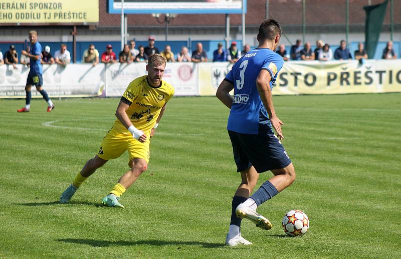 5. kolo FORTUNA ČFL, skupina A: FK ROBSTAV Přeštice (na snímku fotbalisté ve žlutých dresech) - TJ Jiskra Domažlice (modří) 5:1 (2:0).