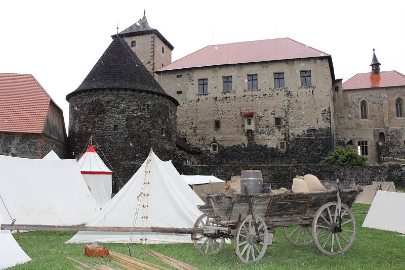 Hrad Švihov je pro filmaře stále lákavý, točil se tu např. snímek Defenestrace.