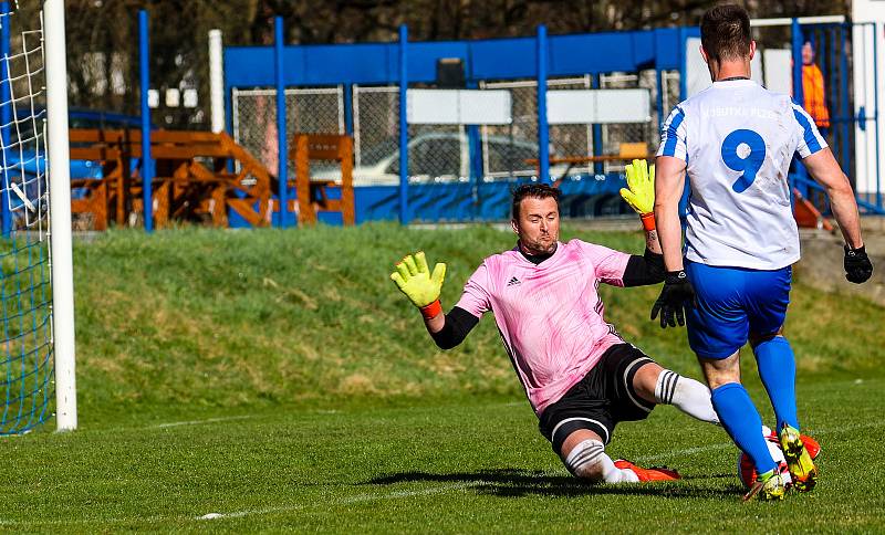 Fotbalisté plzeňské Košutky (na archivním snímku hráči v modrobílých dresech) doma překvapivě podlehli Smíchovu 1:2.