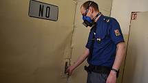 I ve věznici v Plzni na Borech svádí boj s covidem, bez ochrany dýchacích cest se ve společných prostorách nikdo nesmí pohybovat.