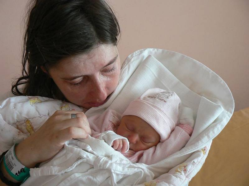 Jedenáctiletá Soňa už doma s radostí čeká na svoji novorozenou sestřičku Zuzanku (2,17 kg), kterou porodila 26. listopadu v 6.04 hod. Šárka Chomátová z Plzně ve FN