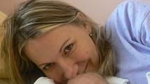 Karolínka (2,98 kg, 49 cm), která se narodila 26. 11. v 16.06 hod. ve FN v Plzni, je prvorozenou dcerou Jarky a Míry Šírových z Plzně a také prvním vnoučetem všech prarodičů