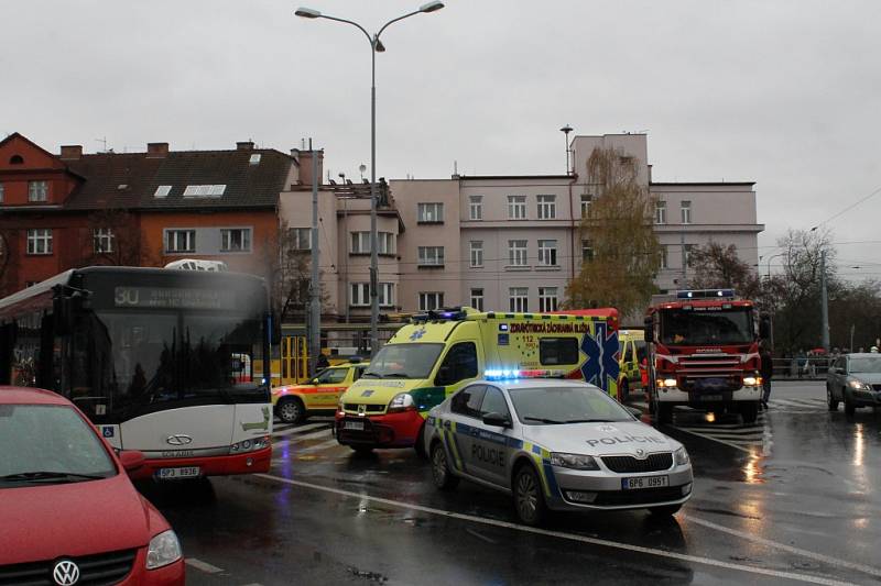 Nehoda tramvaje a autobusu v Plzni na Borech