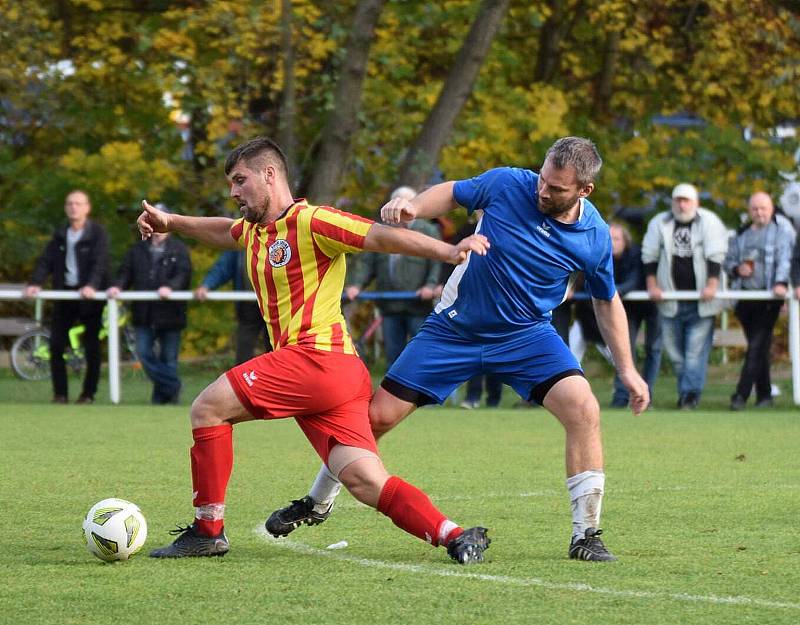 11. kolo I. B třídy (skupina B): TJ Sokol Štěnovice (na snímku fotbalisté v modrých dresech) - TJ Sokol Losiná 1:5 (1:4).