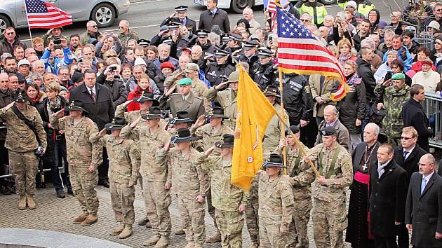 Američtí vojáci u pomníku Díky, Ameriko! v Plzni