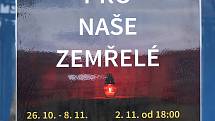 V rámci vzpomínková akce Svíce pro naše zemřelé v úterý odpoledne vhodili u Andělíčka na náměstí Republiky v Plzni „svůj“ lísteček se jmény a prosbou společně primátor města Plzně Martin Baxa s plzeňským biskupem Tomášem Holubem. Biskup předá lístečky mni