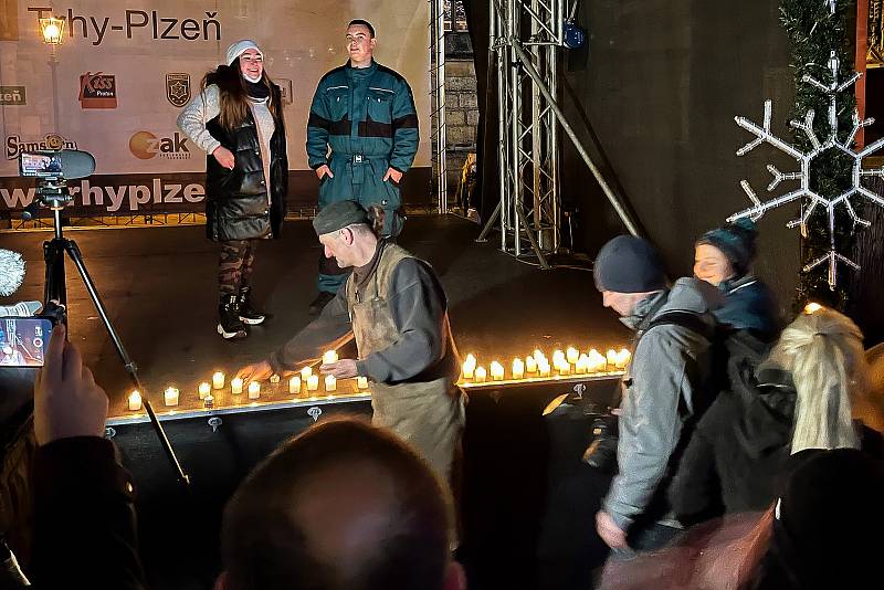 Zapálené svíčky přinesli trhovci na vánoční trhy v Plzni. Kvůli covidové pandemii a vládním opatřením došlo v pátek v 18 hodin k jejich uzavření.