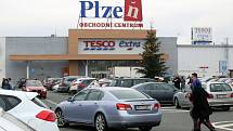 Povánoční slevy v obchodním centru Tesco na Rokycanské třídě.