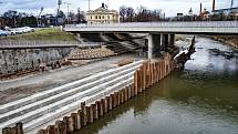 Stavba náplavky v Plzni.