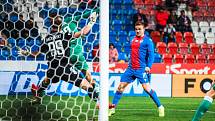 Viktoria Plzeň (červenomodrá) - Bohemians Praha. Plzeňský Jan Kopic dává druhý gól Viktorie.