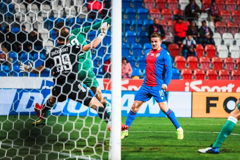 Viktoria Plzeň (červenomodrá) - Bohemians Praha. Plzeňský Jan Kopic dává druhý gól Viktorie.