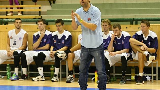 Trenér David Zdeněk (na snímku v popředí) hecuje svoje svěřence. Basketbalisté Lokomotivy se výhrou nad nováčkem soutěže, týmem Basket Košíře. vyhoupli zpátky do čela první ligy o skóre před USK Praha B.