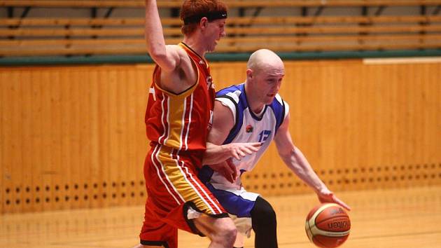 Martin Drobný (v bílém) se snaží v utkání první ligy basketbalistů uniknout jednomu z hráčů Sokola Písek. Drobný přispěl k výhře nad Jihočechy třiadvaceti body a při vysokém vítězství 108:78 byl druhým nejlepším střelcem plzeňského týmu