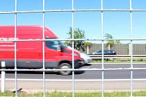Ředitelství silnic a dálnic u plzeňské přivaděče napíná vysokopevnostní dvoumetrové pletivo.