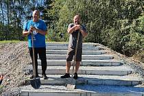 Mistři v akci. Bývalí cyklokrosaři Pavel Elsnic (vlevo) s Ondřejem Lukešem pózují na trati u nově postavených schodů.