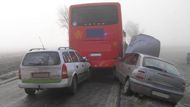 Nehoda autobusu a svou osobních aut u Číčova