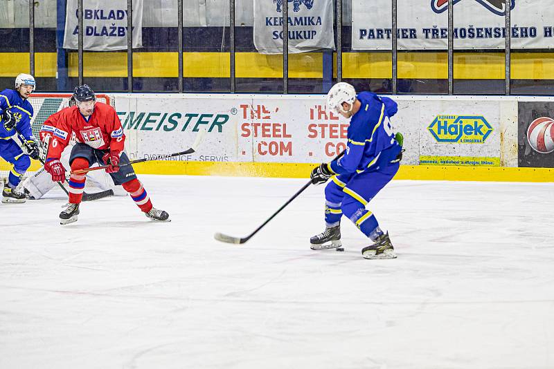 HC Meteor Třemošná (modří) vs. HC Rokycany 4:3 (2. finále play-off krajské hokejové ligy).