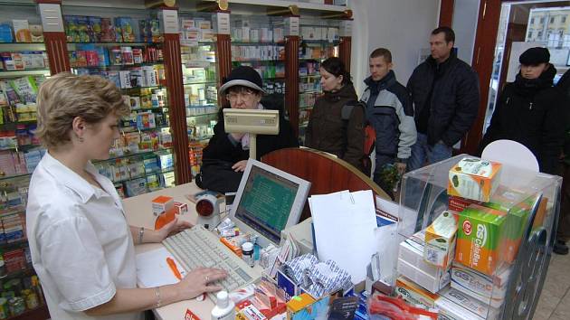 Lidé využívají posledních dnů, kdy se ještě nemusí za recepty platit a předzásobují se léky.  Fronta na snímku je z lékárny U Bílého jednorožce na náměstí Republiky