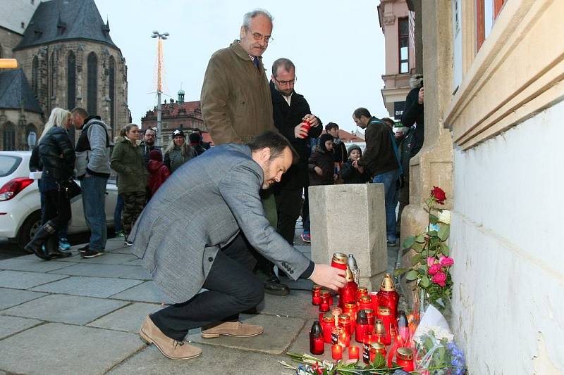 Uctít památku obětí útoků dorazil i Ondřej Ženíšek, prezident Francouzské aliance v Plzni