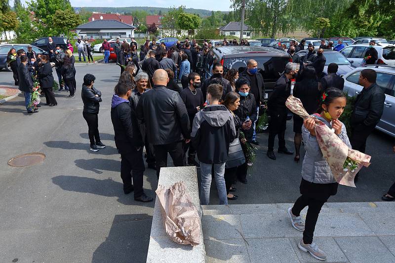 Rodina a blízcí se v pátek rozloučili s oběťmi tragické dopravní nehody osobního auta a vlaku u Kamenného Újezdu na Plzeňsku. Poslední rozloučení proběhlo na hřbitově v Nýřanech.