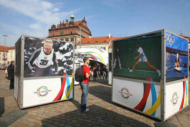 Fotografie olympioniků na náměstí Republiky v Plzni mají přiblížit olympijské myšlenky a také pozvat na olympiádu do Londýna