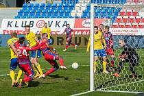 Fotbalisté Zlína (žluté dresy) prohráli ve středeční dohrávce v Plzni 0:2. 